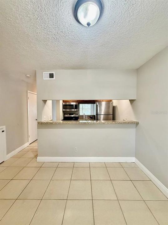 For Rent: $1,400 (2 beds, 1 baths, 864 Square Feet)