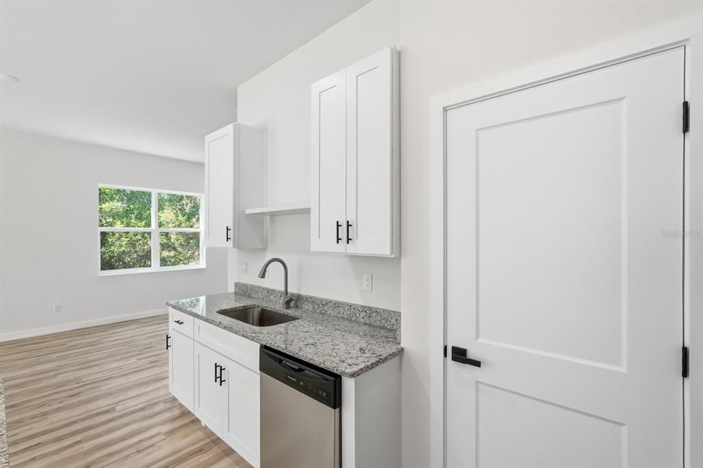 待售: $650,000 (6 贝兹, 0 浴室, 4170 平方英尺)