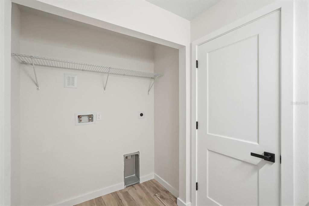 待售: $650,000 (6 贝兹, 0 浴室, 4170 平方英尺)