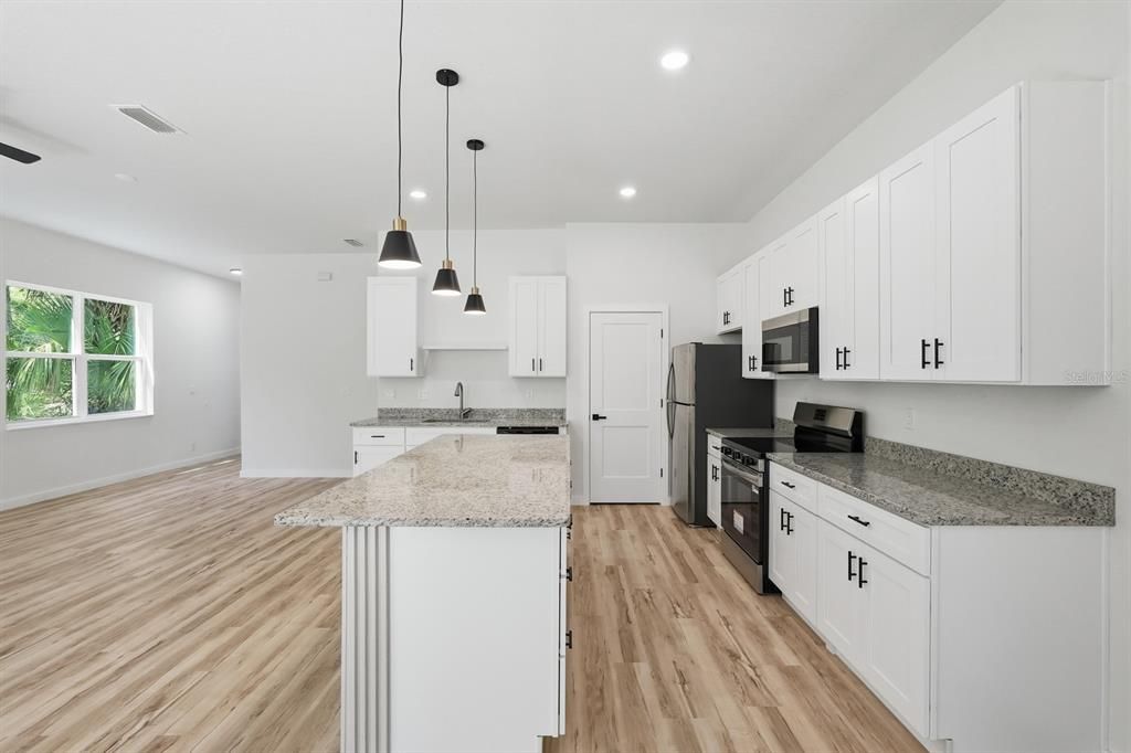 待售: $650,000 (6 贝兹, 0 浴室, 4170 平方英尺)