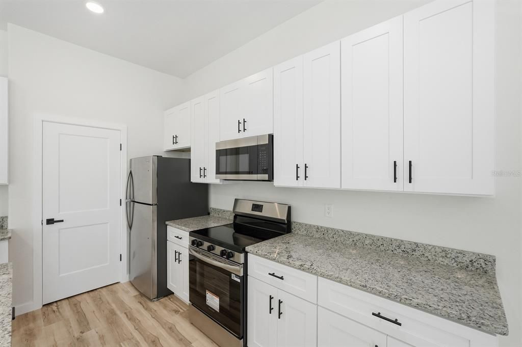 待售: $650,000 (6 贝兹, 0 浴室, 4170 平方英尺)