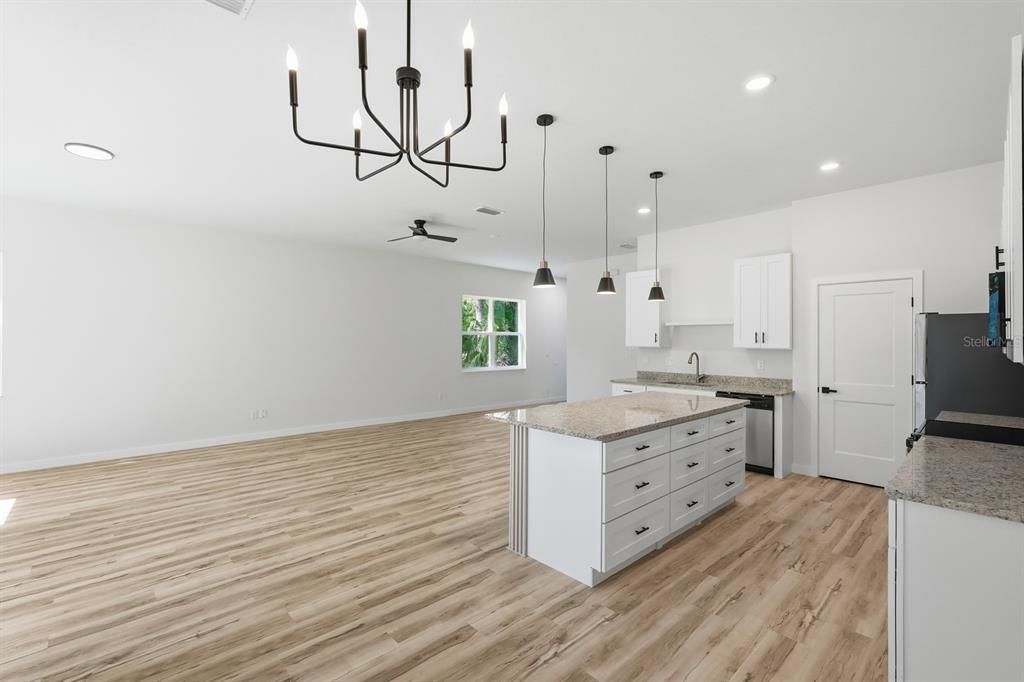 待售: $650,000 (6 贝兹, 0 浴室, 4170 平方英尺)