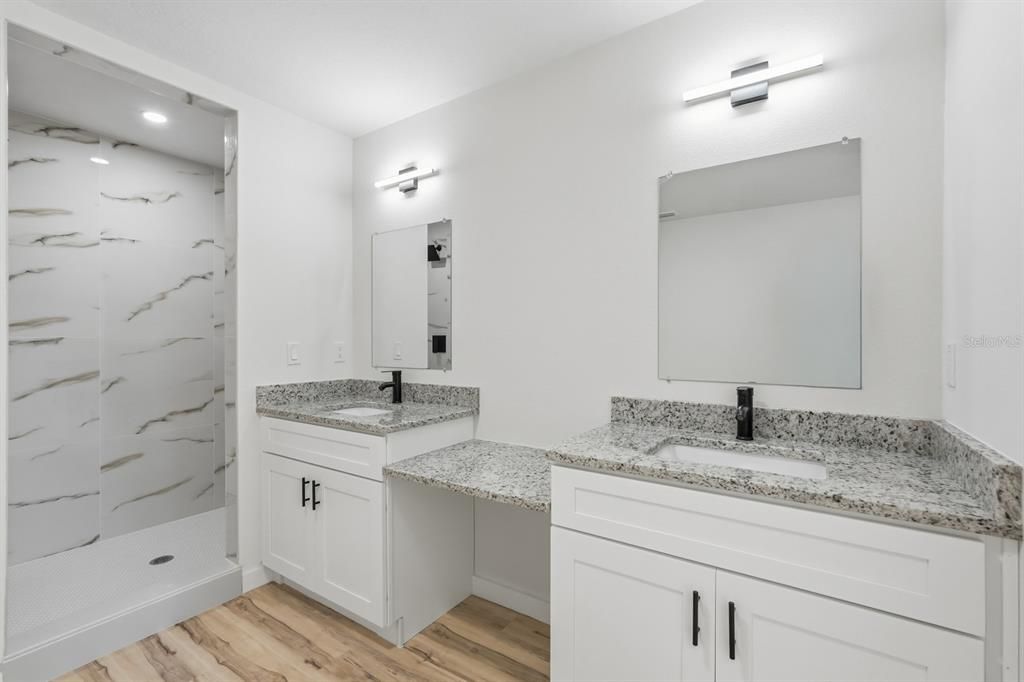 待售: $650,000 (6 贝兹, 0 浴室, 4170 平方英尺)