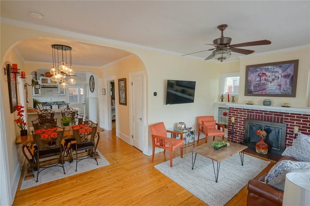 出租: $3,800 (2 贝兹, 1 浴室, 1168 平方英尺)