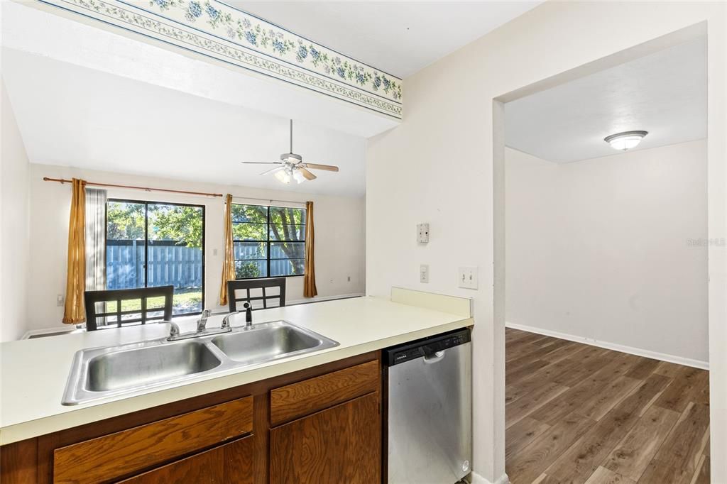 For Rent: $1,400 (3 beds, 2 baths, 1321 Square Feet)