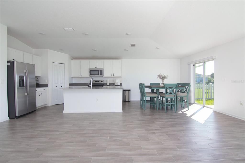 For Rent: $2,200 (4 beds, 2 baths, 1936 Square Feet)