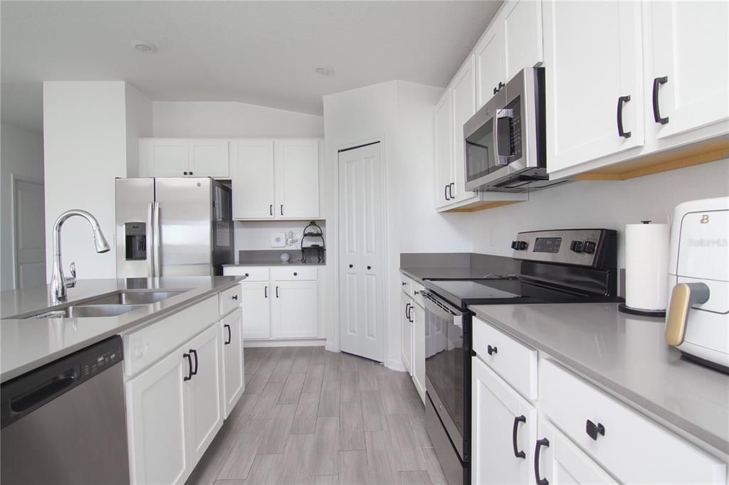 For Rent: $2,200 (4 beds, 2 baths, 1936 Square Feet)