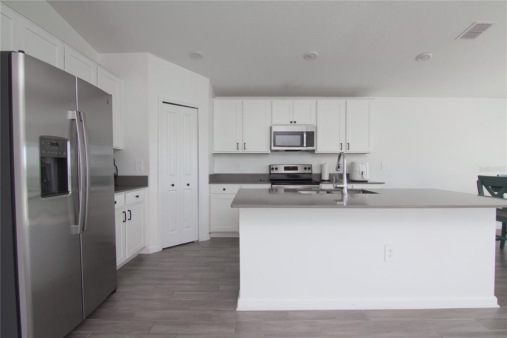 For Rent: $2,200 (4 beds, 2 baths, 1936 Square Feet)