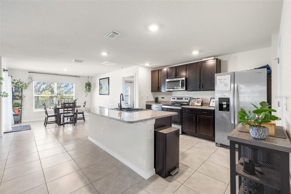 Под контрактом: $325,000 (3 спален, 2 ванн, 1672 Квадратных фут)