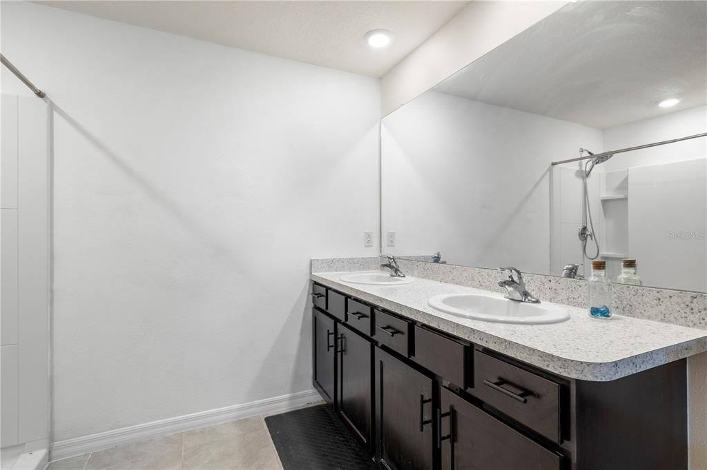 Под контрактом: $325,000 (3 спален, 2 ванн, 1672 Квадратных фут)