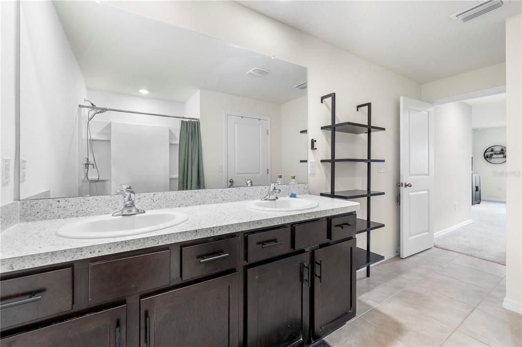 Под контрактом: $325,000 (3 спален, 2 ванн, 1672 Квадратных фут)