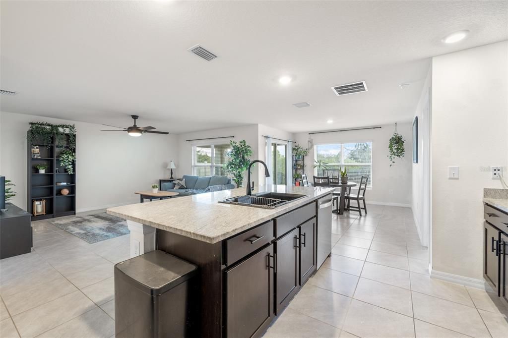 Под контрактом: $325,000 (3 спален, 2 ванн, 1672 Квадратных фут)