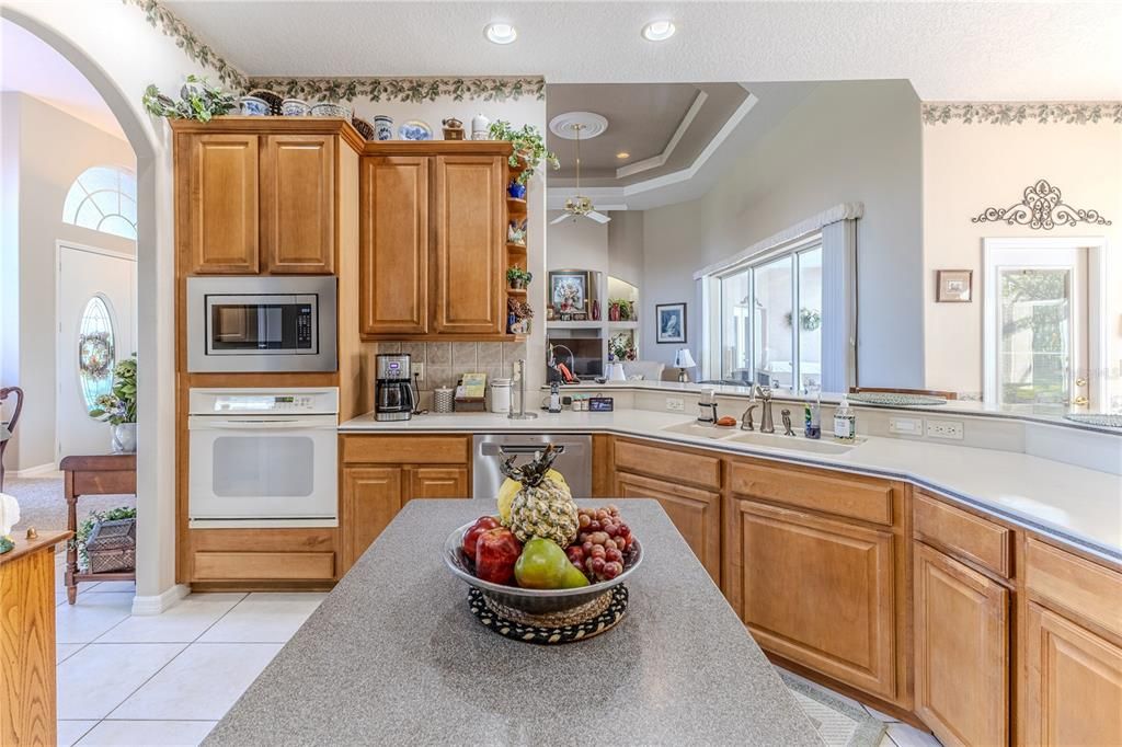 合同活跃: $486,000 (3 贝兹, 2 浴室, 2433 平方英尺)