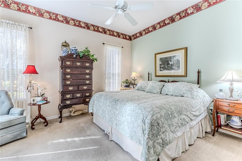 合同活跃: $486,000 (3 贝兹, 2 浴室, 2433 平方英尺)