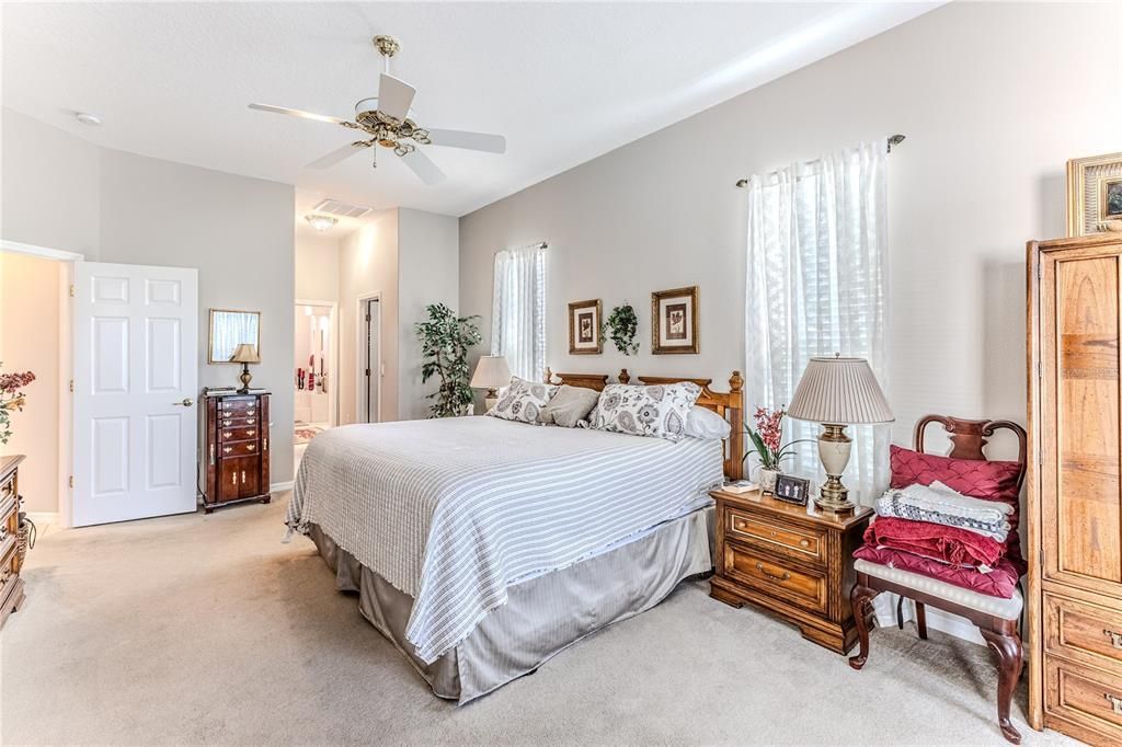 合同活跃: $486,000 (3 贝兹, 2 浴室, 2433 平方英尺)