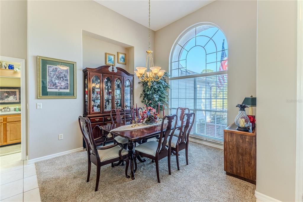 合同活跃: $486,000 (3 贝兹, 2 浴室, 2433 平方英尺)