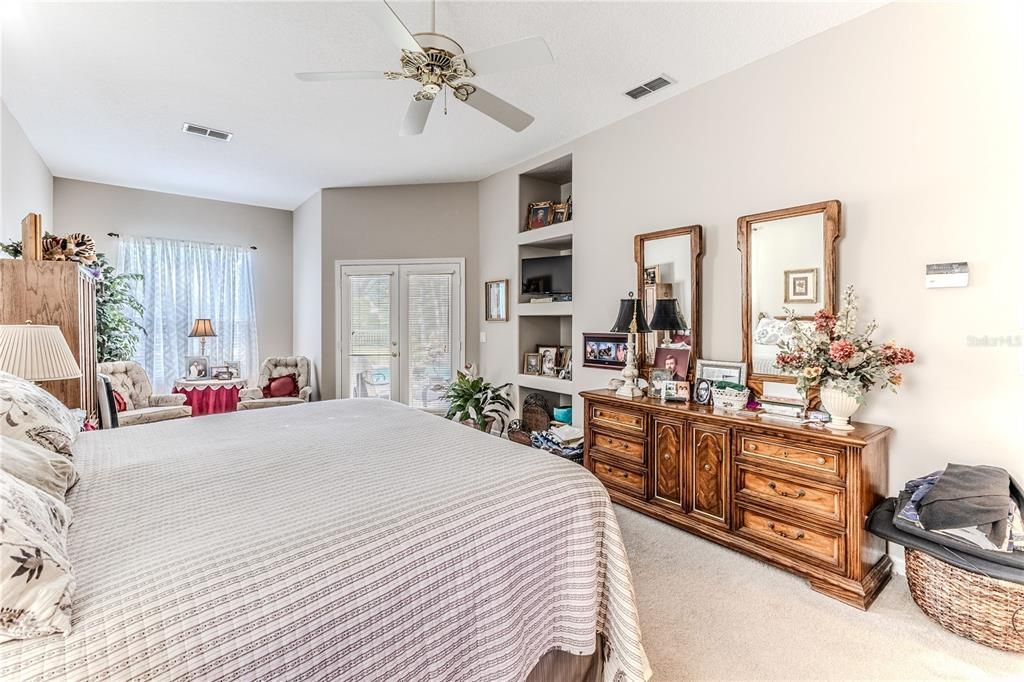 合同活跃: $486,000 (3 贝兹, 2 浴室, 2433 平方英尺)