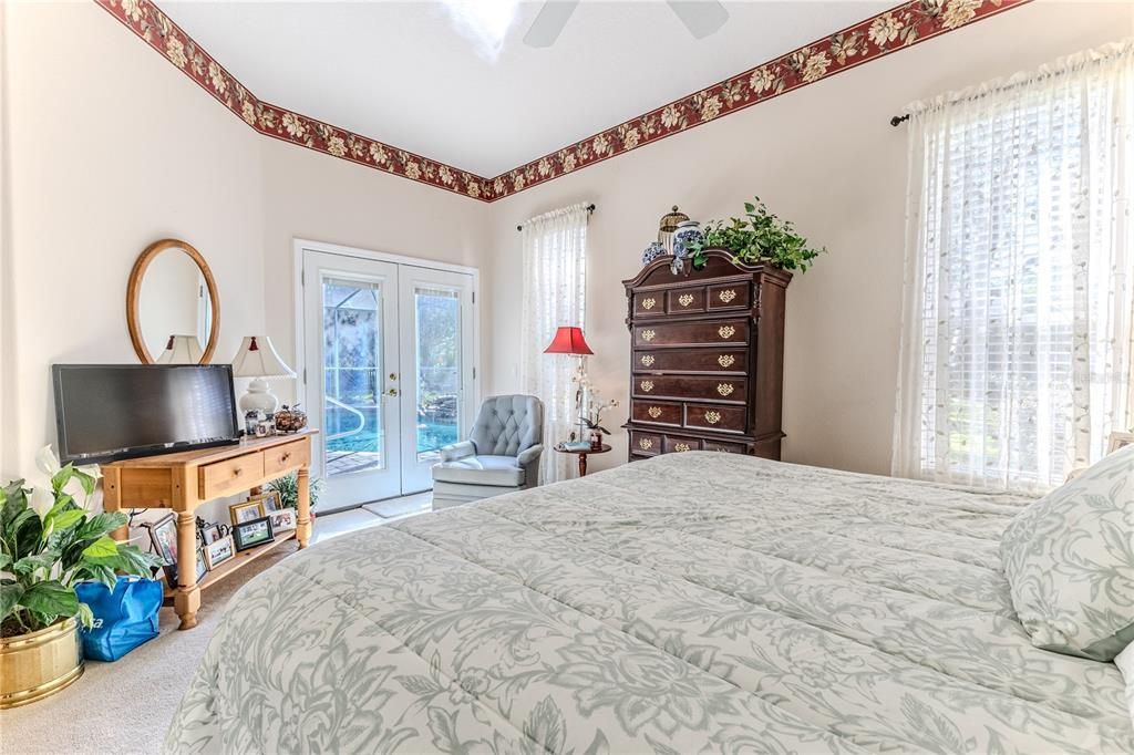 合同活跃: $486,000 (3 贝兹, 2 浴室, 2433 平方英尺)