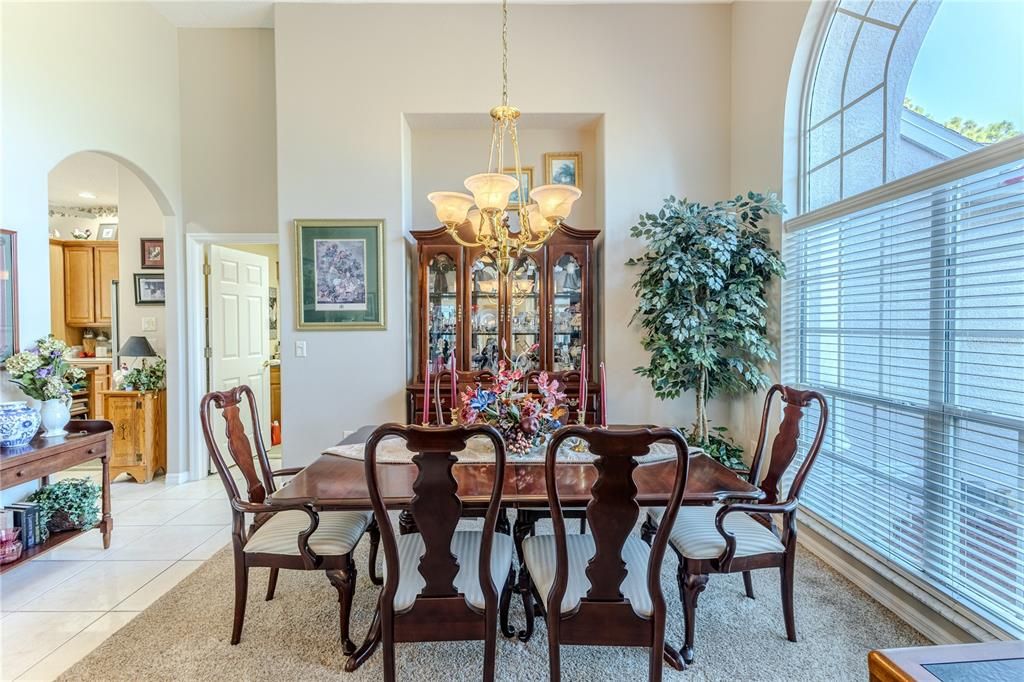 合同活跃: $486,000 (3 贝兹, 2 浴室, 2433 平方英尺)