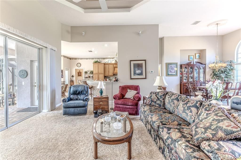 合同活跃: $486,000 (3 贝兹, 2 浴室, 2433 平方英尺)