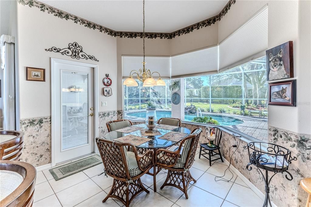 合同活跃: $486,000 (3 贝兹, 2 浴室, 2433 平方英尺)