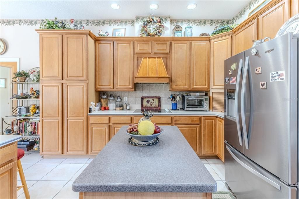 合同活跃: $486,000 (3 贝兹, 2 浴室, 2433 平方英尺)