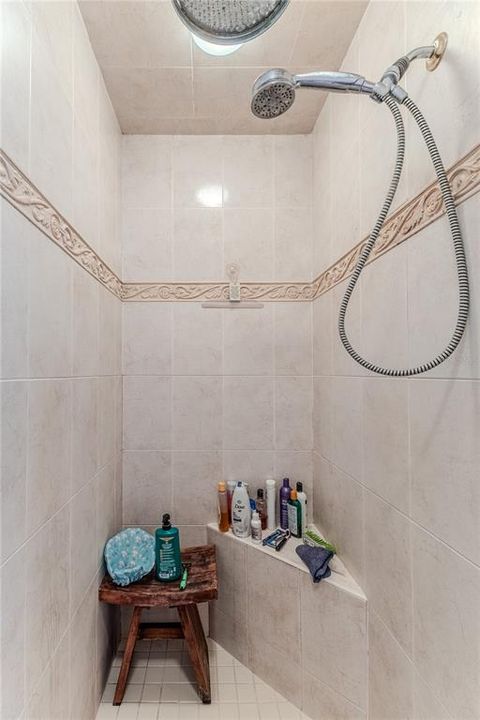 合同活跃: $486,000 (3 贝兹, 2 浴室, 2433 平方英尺)