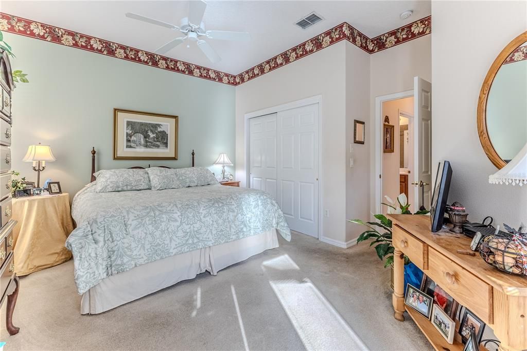 合同活跃: $486,000 (3 贝兹, 2 浴室, 2433 平方英尺)