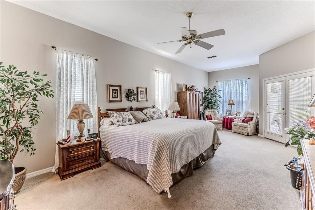 合同活跃: $486,000 (3 贝兹, 2 浴室, 2433 平方英尺)