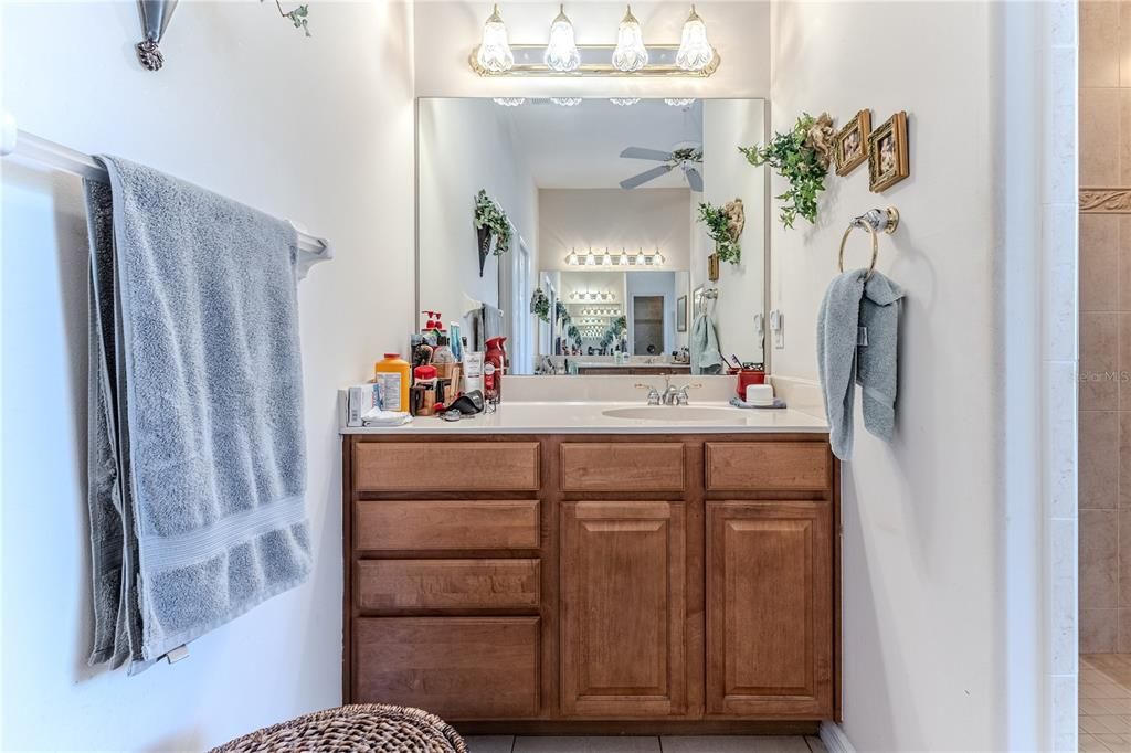 合同活跃: $486,000 (3 贝兹, 2 浴室, 2433 平方英尺)