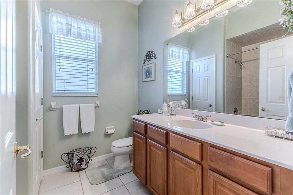 合同活跃: $486,000 (3 贝兹, 2 浴室, 2433 平方英尺)