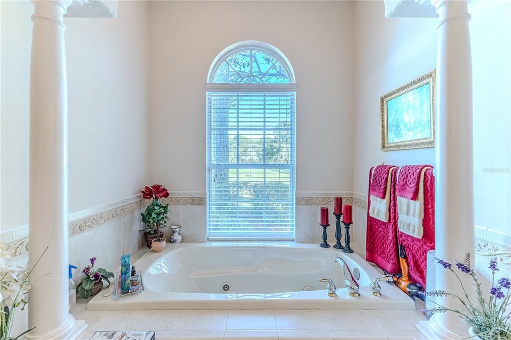 合同活跃: $486,000 (3 贝兹, 2 浴室, 2433 平方英尺)