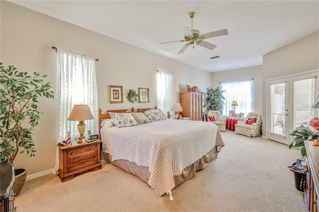 合同活跃: $486,000 (3 贝兹, 2 浴室, 2433 平方英尺)