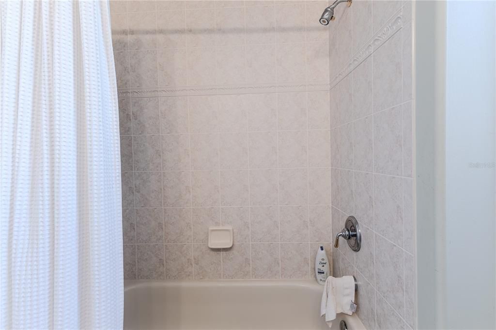 合同活跃: $486,000 (3 贝兹, 2 浴室, 2433 平方英尺)