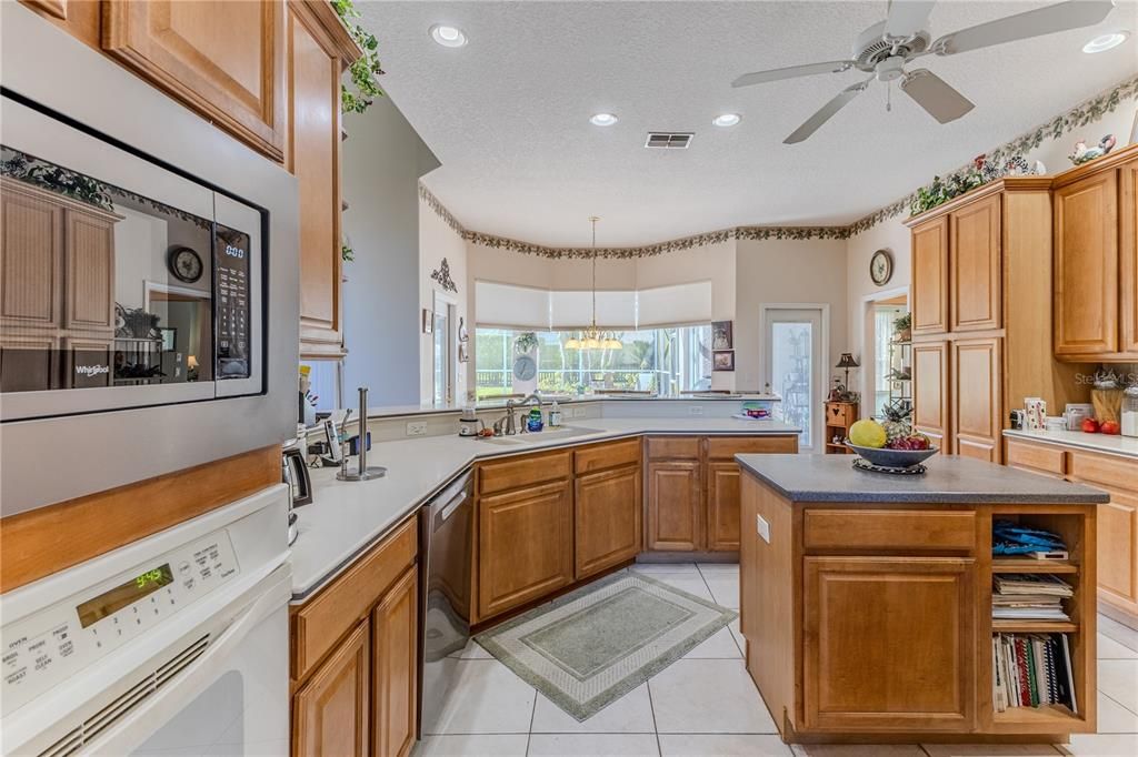 合同活跃: $486,000 (3 贝兹, 2 浴室, 2433 平方英尺)