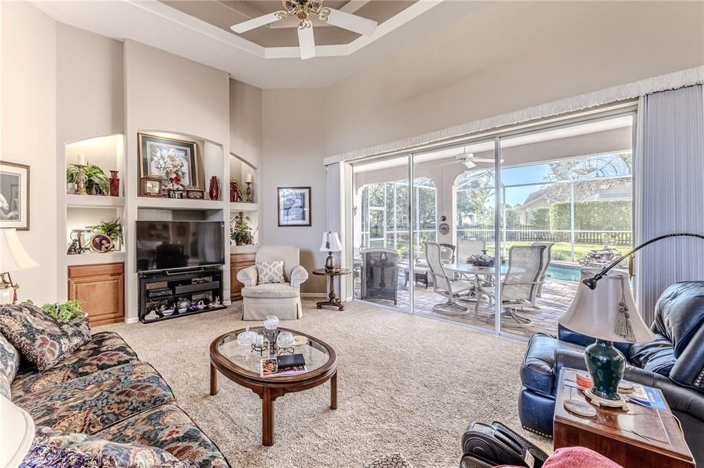 合同活跃: $486,000 (3 贝兹, 2 浴室, 2433 平方英尺)