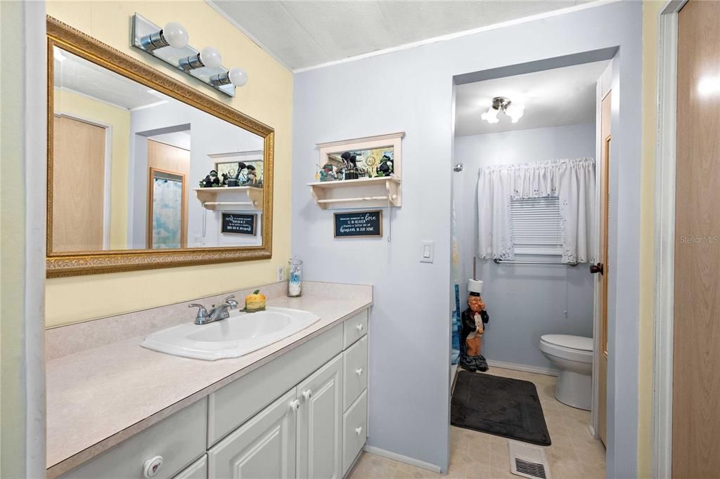 Active With Contract: $140,000 (2 beds, 2 baths, 1160 Square Feet)