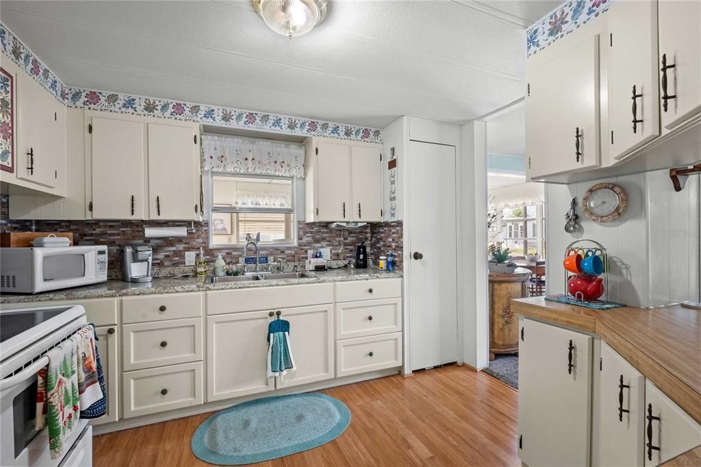 Active With Contract: $140,000 (2 beds, 2 baths, 1160 Square Feet)