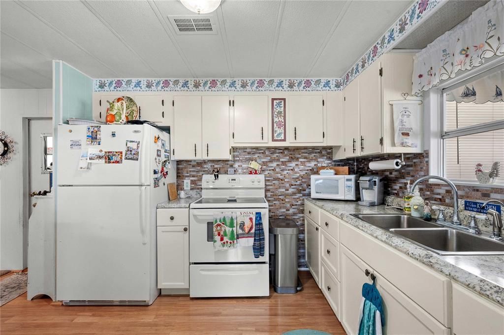 Active With Contract: $140,000 (2 beds, 2 baths, 1160 Square Feet)