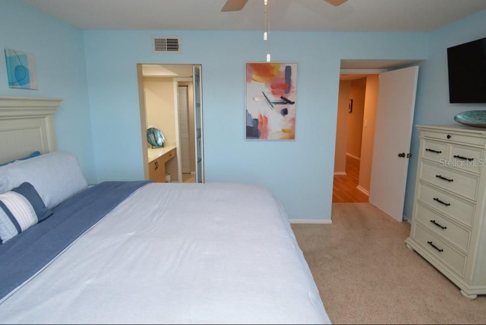 For Sale: $419,000 (2 beds, 2 baths, 1030 Square Feet)