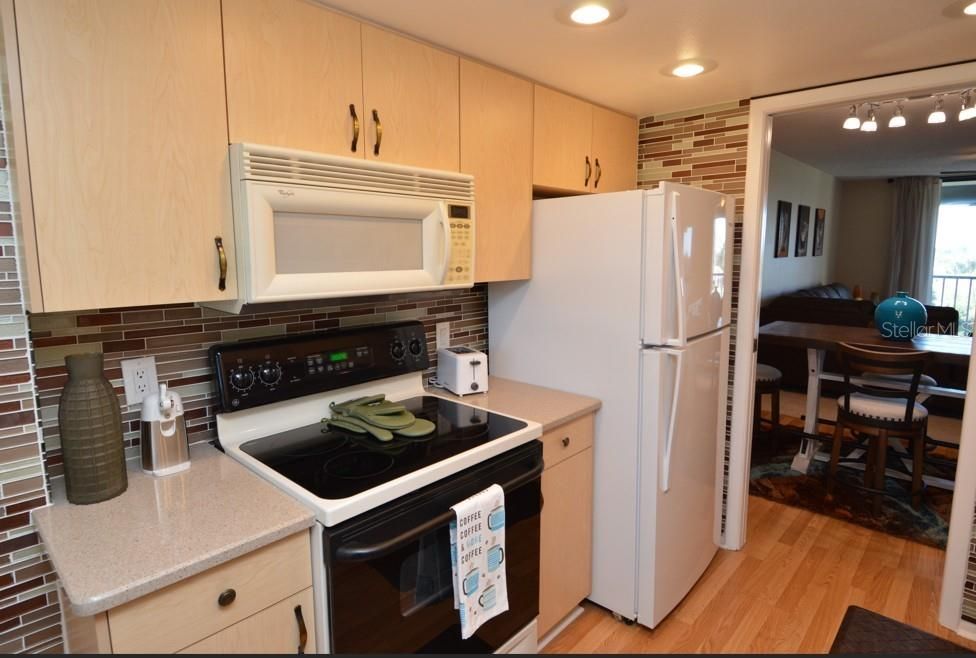 For Sale: $419,000 (2 beds, 2 baths, 1030 Square Feet)