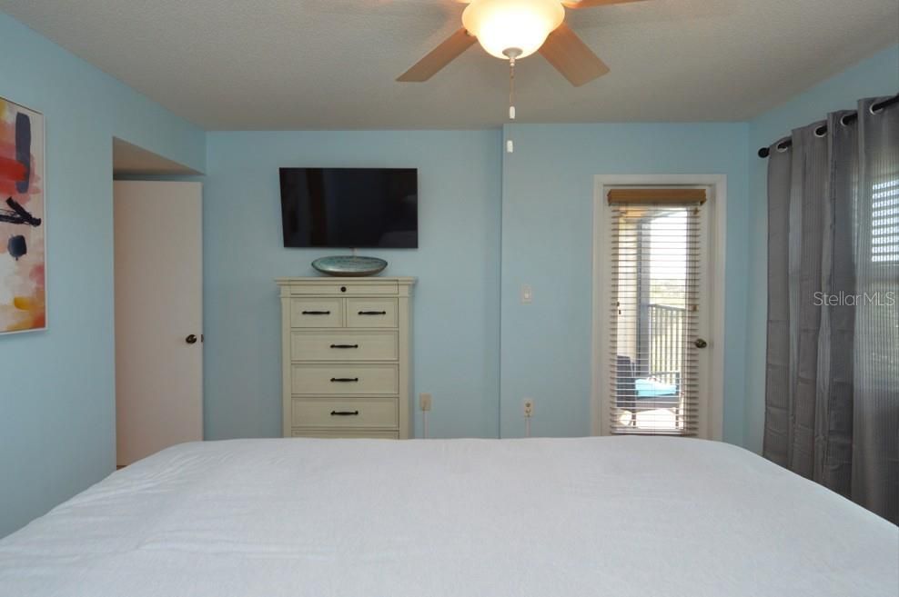 For Sale: $419,000 (2 beds, 2 baths, 1030 Square Feet)