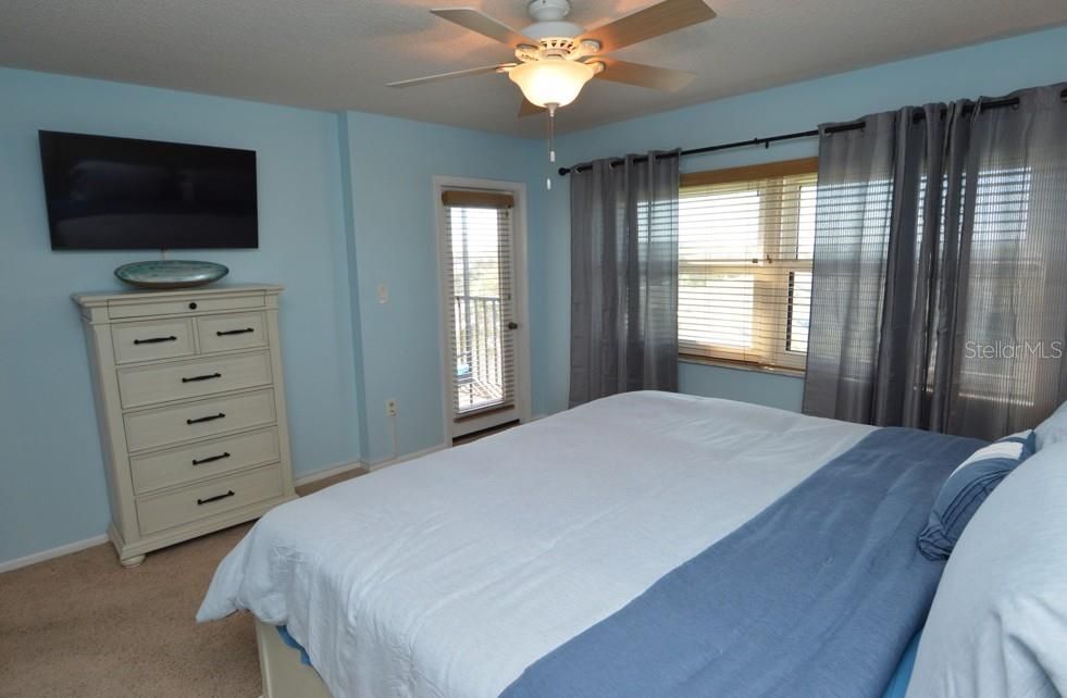 For Sale: $419,000 (2 beds, 2 baths, 1030 Square Feet)