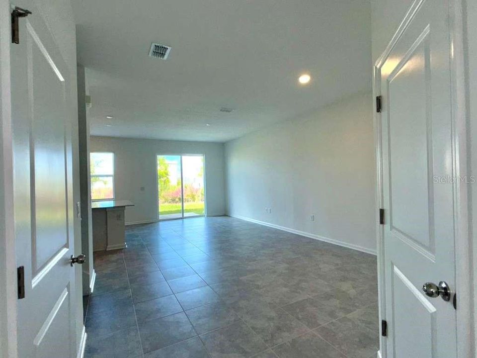 For Rent: $1,950 (3 beds, 2 baths, 1689 Square Feet)