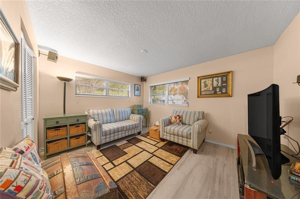 待售: $216,000 (2 贝兹, 2 浴室, 1571 平方英尺)