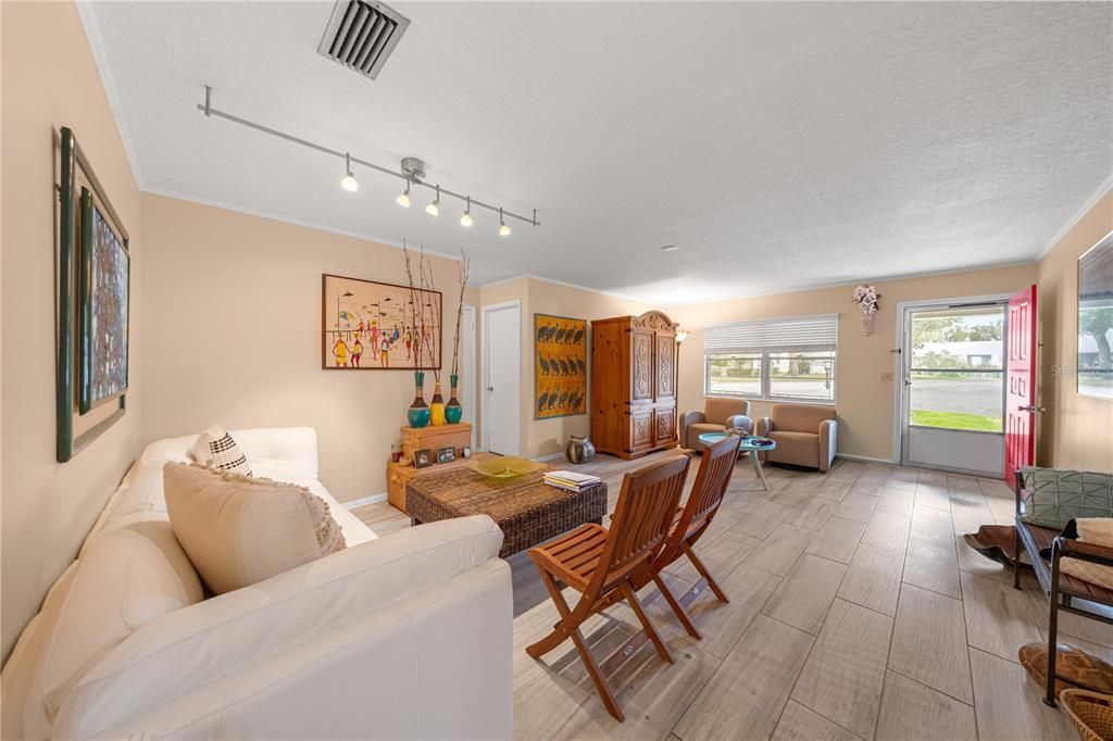 待售: $216,000 (2 贝兹, 2 浴室, 1571 平方英尺)