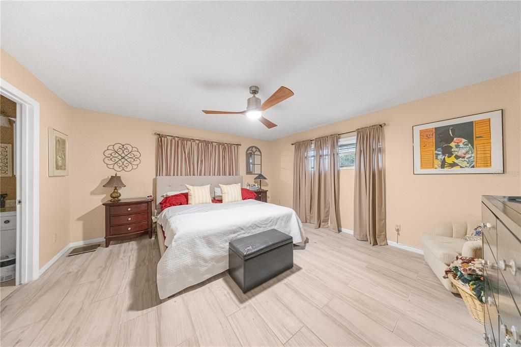 待售: $216,000 (2 贝兹, 2 浴室, 1571 平方英尺)