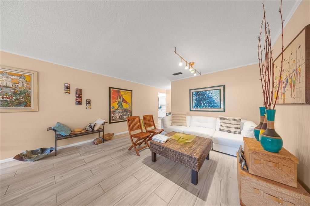 待售: $216,000 (2 贝兹, 2 浴室, 1571 平方英尺)