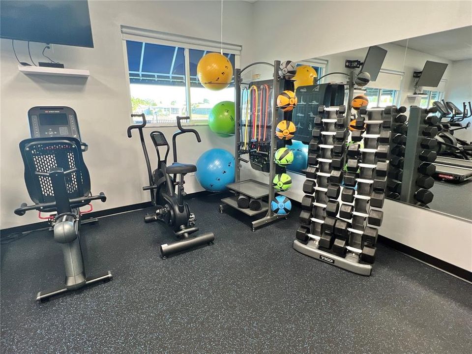 For Sale: $95,000 (2 beds, 2 baths, 893 Square Feet)