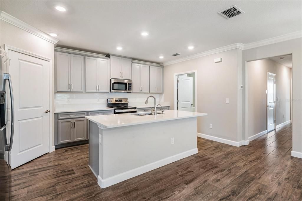 Под контрактом: $280,000 (2 спален, 2 ванн, 1614 Квадратных фут)